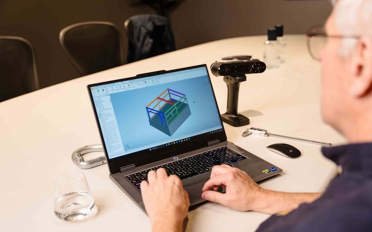 3D-model van de modulaire staalconstructie in CAD op de laptop
