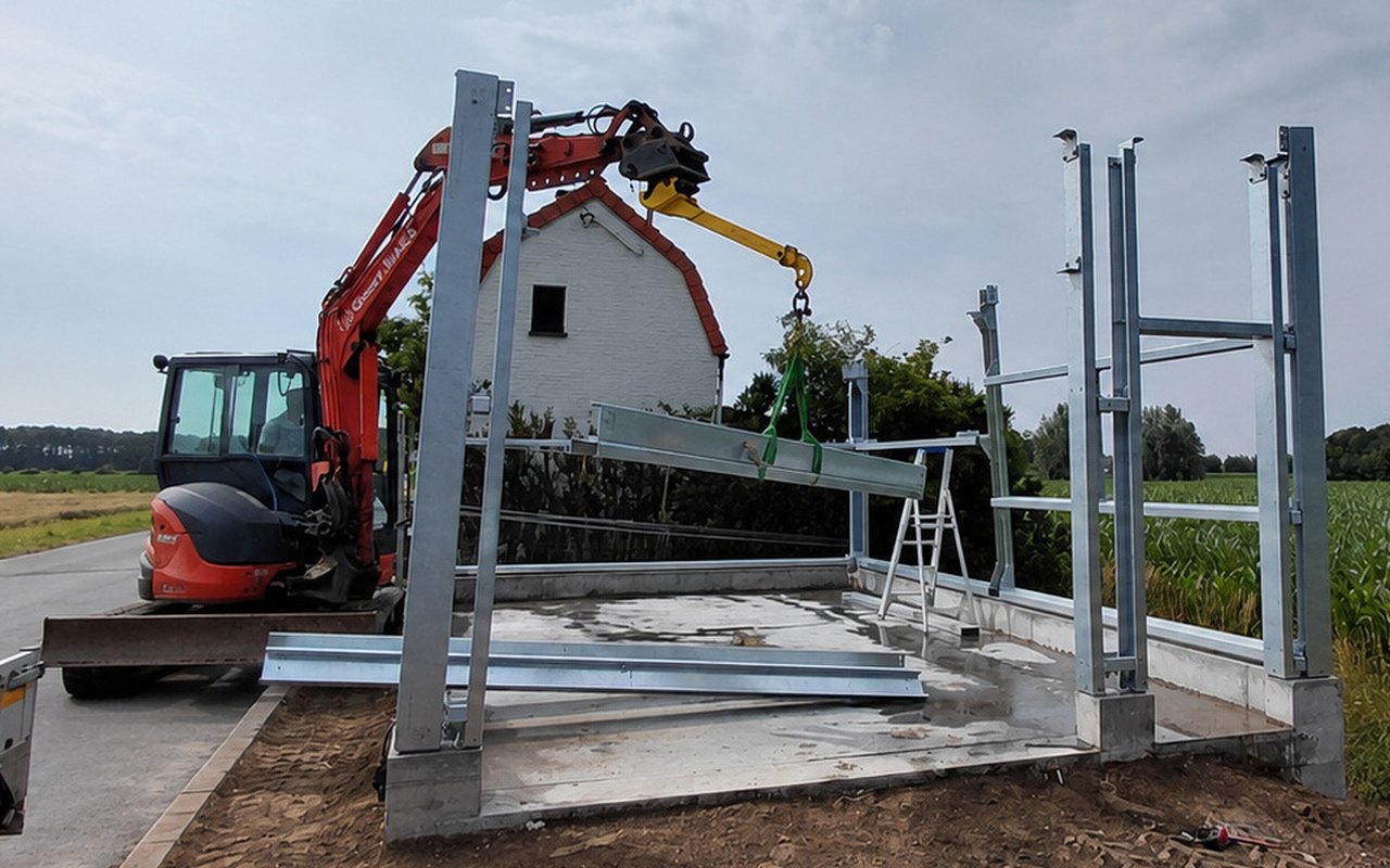 Montage van de staalconstructie op de bouwplaats met een kraan